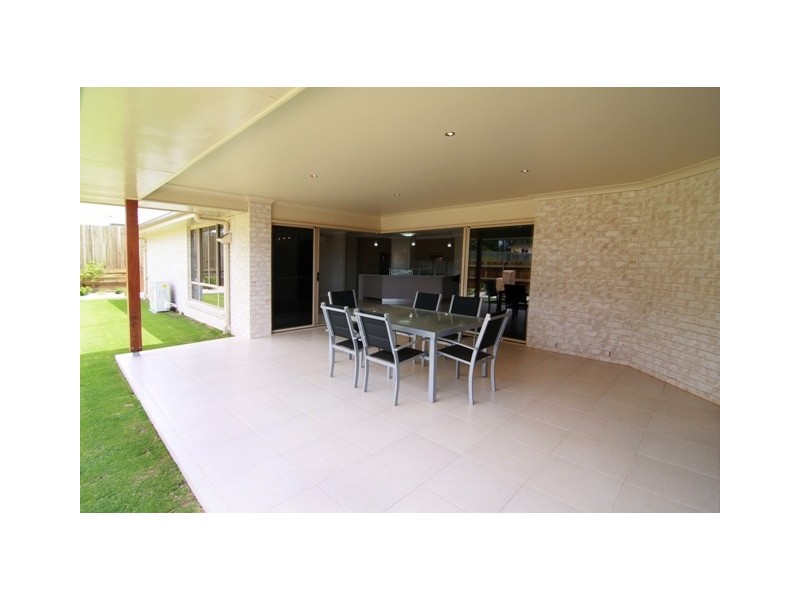 92 Spring Street, Middle Ridge QLD 4350