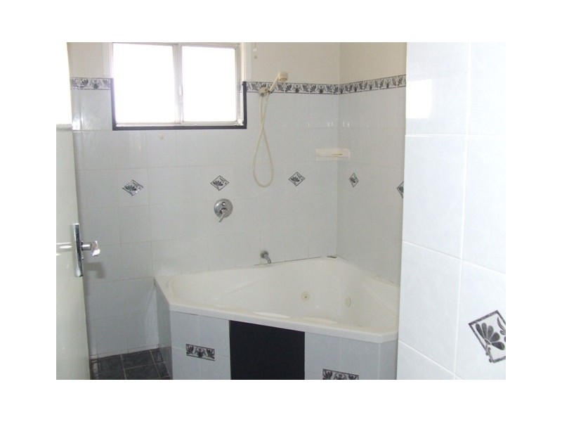 8 Lister Street, Harristown QLD 4350