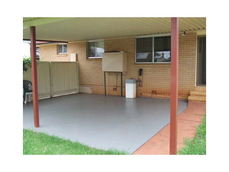 8 Lister Street, Harristown QLD 4350