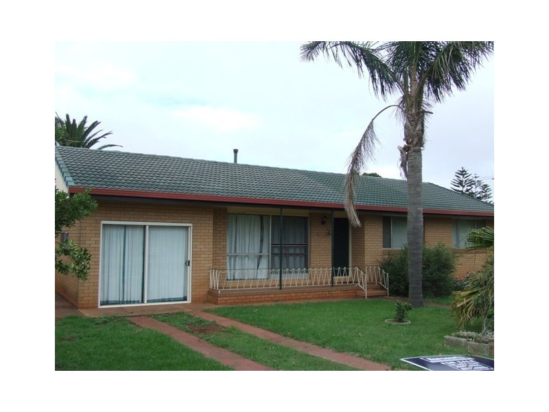 8 Lister Street, Harristown QLD 4350