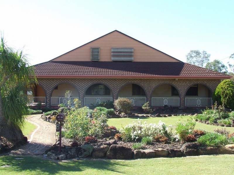 8 Kensington Drive, Withcott QLD 4352