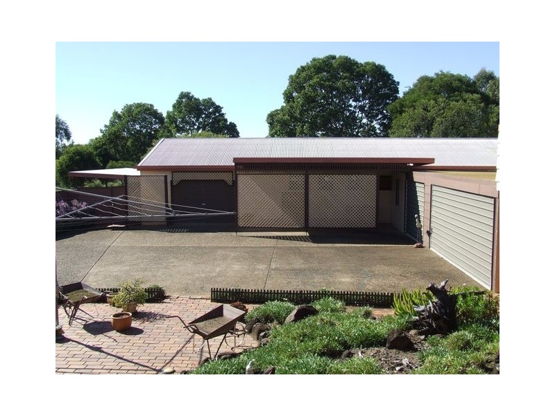 8 Kensington Drive, Withcott QLD 4352