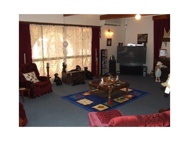 8 Kensington Drive, Withcott QLD 4352