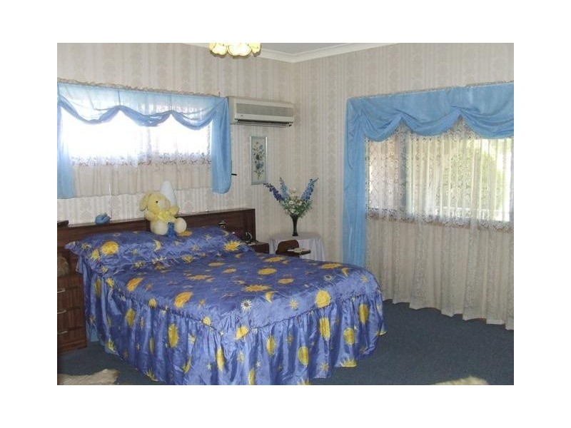 8 Kensington Drive, Withcott QLD 4352