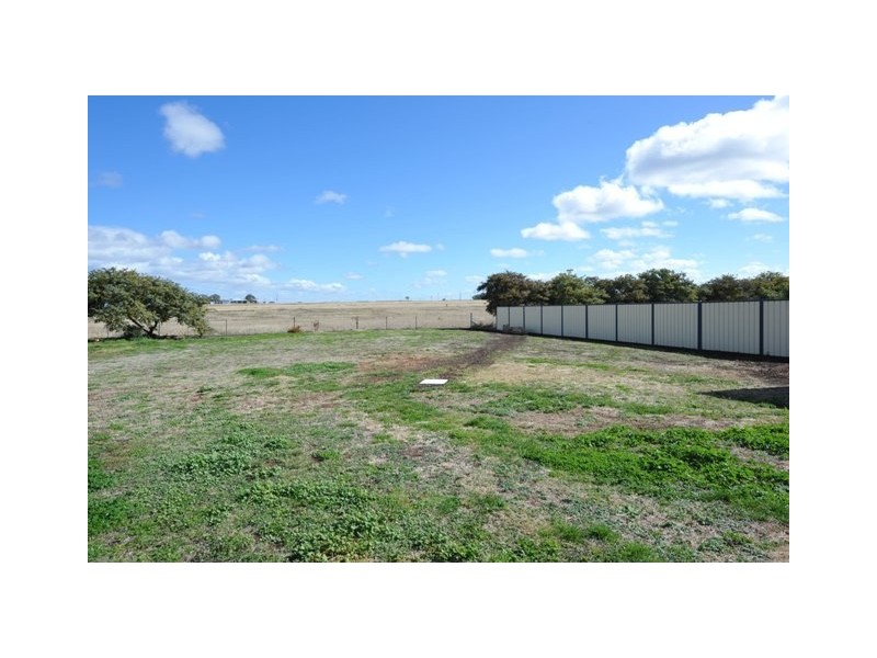 18 Sinclair Street, Wyreema QLD 4352