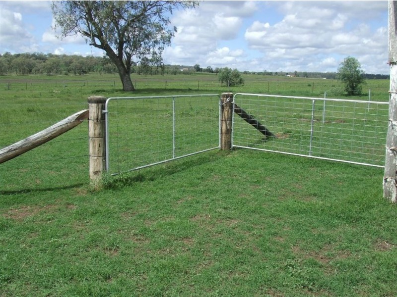 372 Felton Clifton Road, Felton QLD 4358