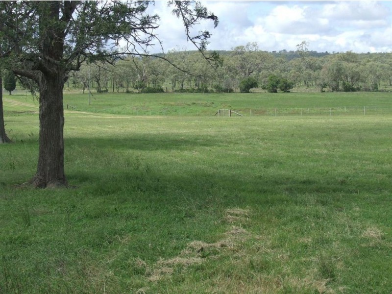 372 Felton Clifton Road, Felton QLD 4358