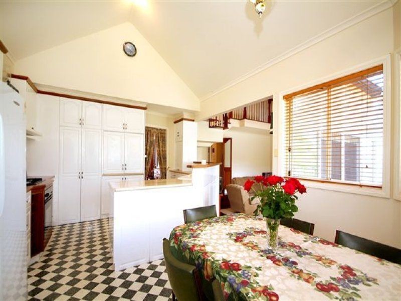 8 Mackenzie Street, Mount Lofty QLD 4350