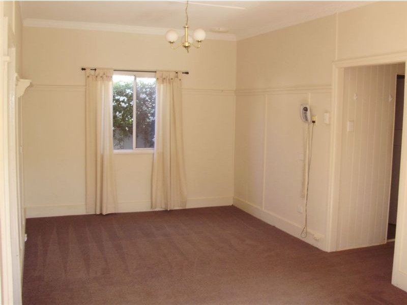 16 Charles St, Newtown QLD 4350