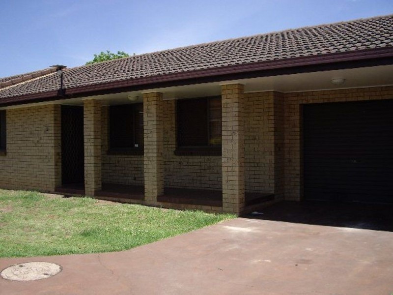 2/183 Campbell Street, Newtown QLD 4350