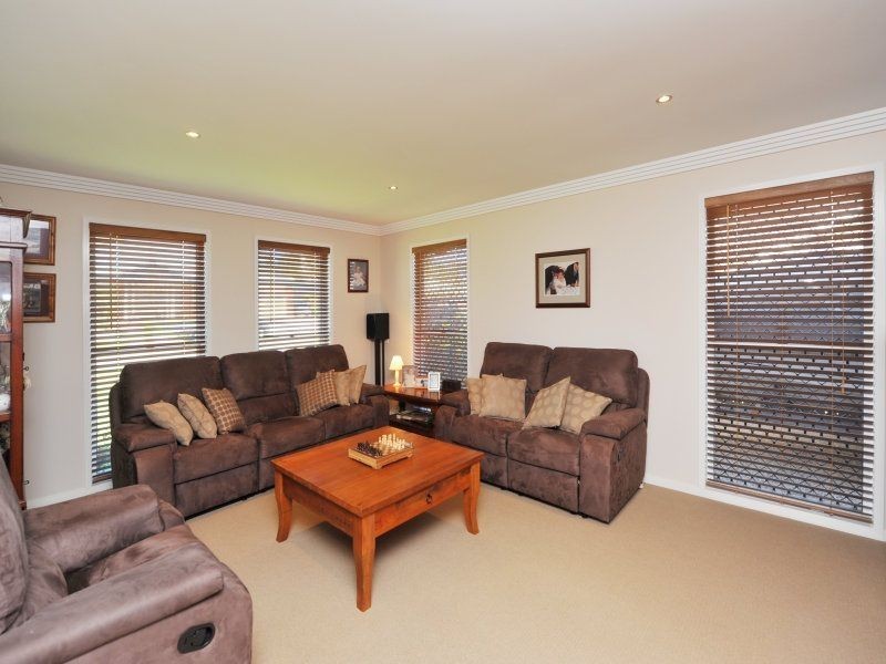17 Banksdale Drive, Middle Ridge QLD 4350