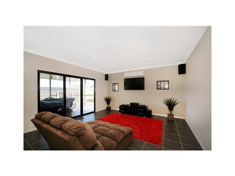 9 Kingston Road, Hodgson Vale QLD 4352