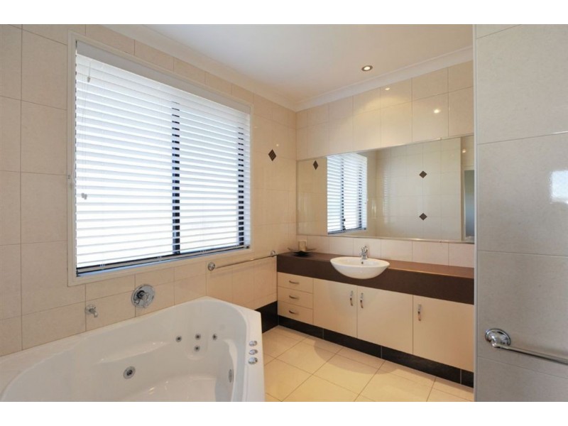 16 Edwin Street, Westbrook QLD 4350