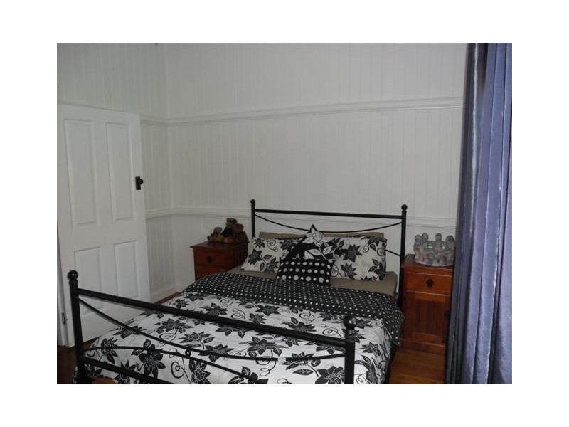 194 Campbell Street, Newtown QLD 4350