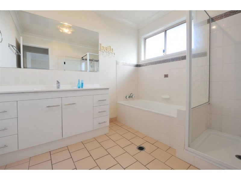 16 Kayser Court, Darling Heights QLD 4350