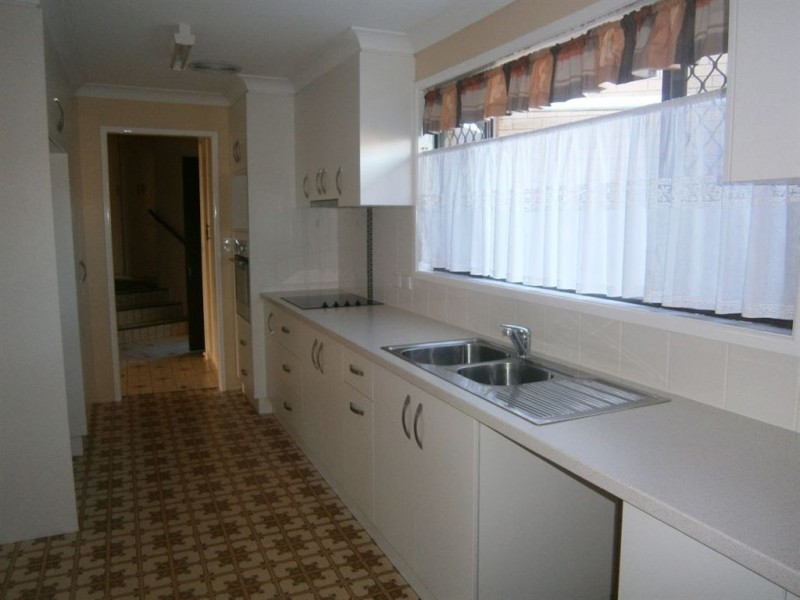 16 Hazel Street, Centenary Heights QLD 4350