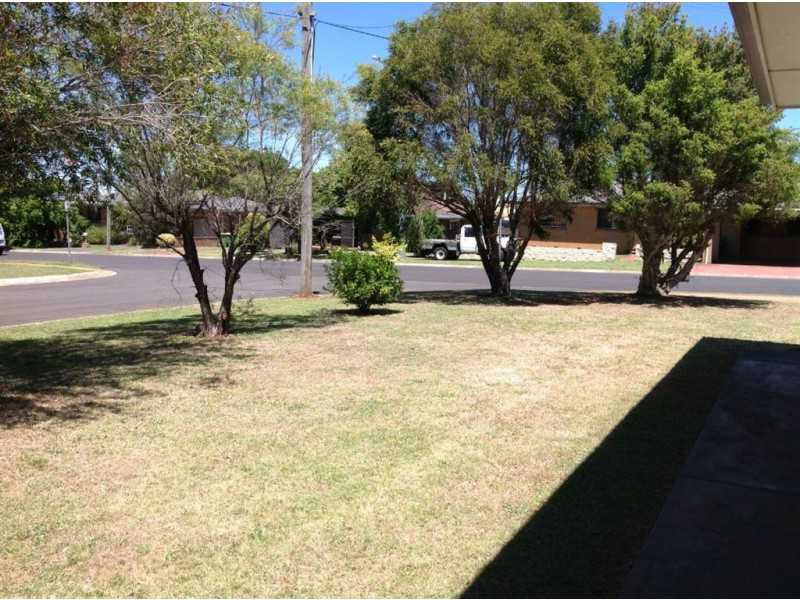 8 Aruma Court, Wilsonton Heights QLD 4350