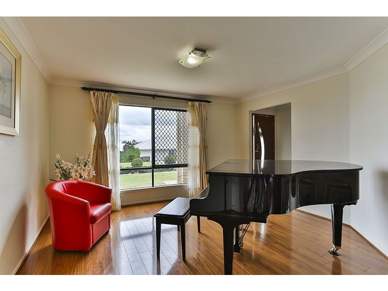 8 Saba Court, Middle Ridge QLD 4350