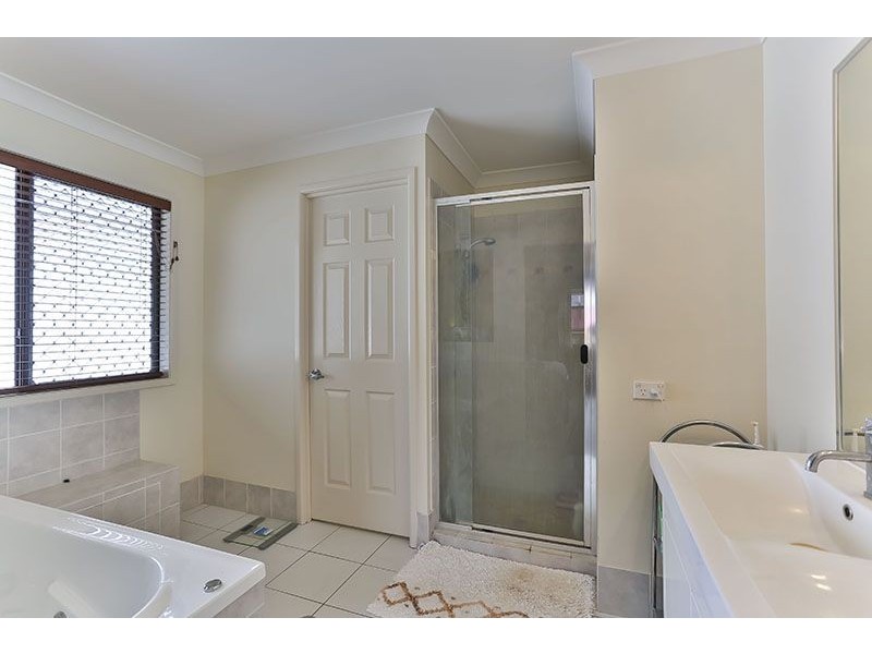 8 Saba Court, Middle Ridge QLD 4350