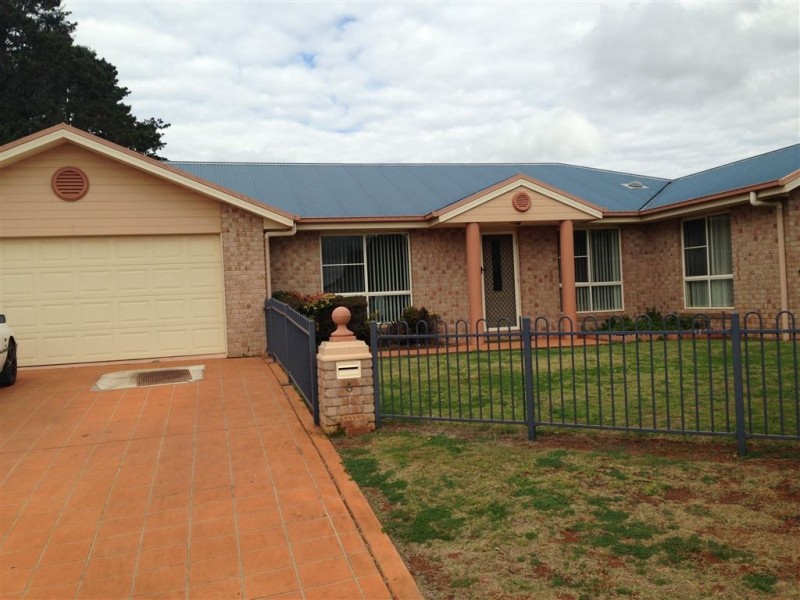 6 Hennelotter Court, Kearneys Spring QLD 4350