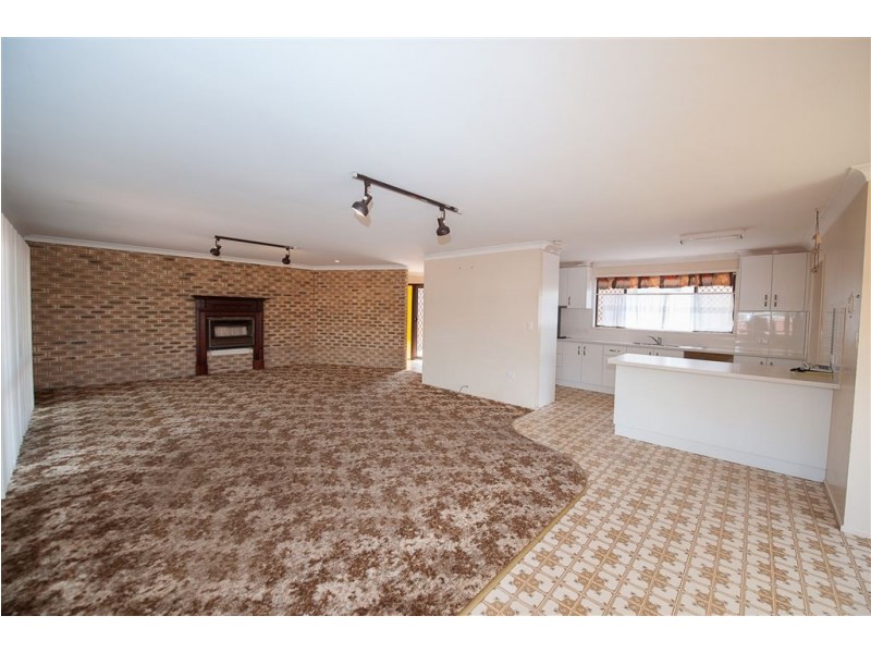 16 Hazel Street, Centenary Heights QLD 4350