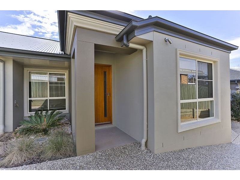 2/223 Mackenzie Street, Centenary Heights QLD 4350