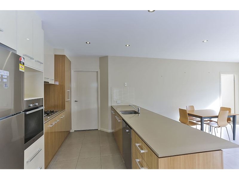 2/223 Mackenzie Street, Centenary Heights QLD 4350