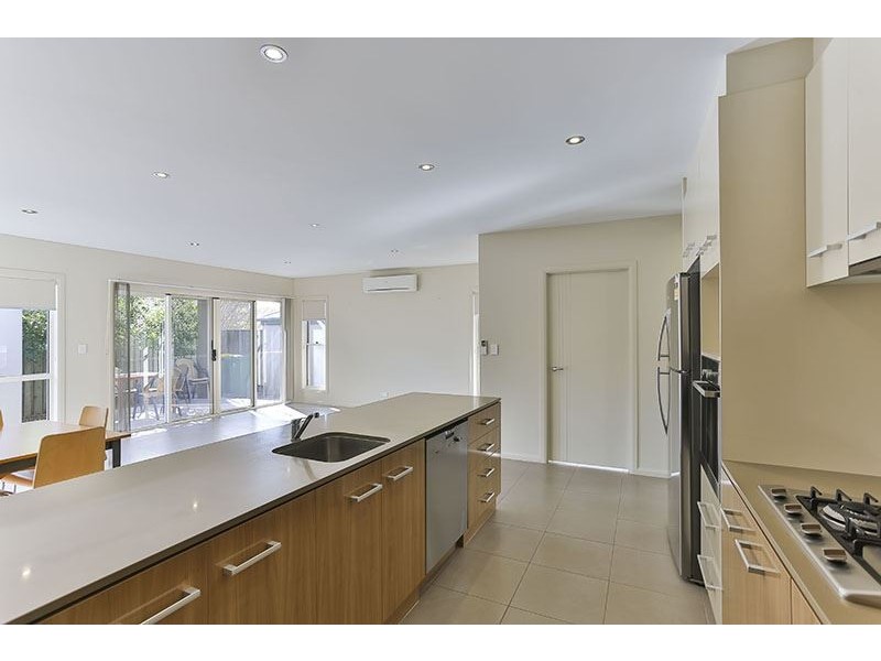 2/223 Mackenzie Street, Centenary Heights QLD 4350