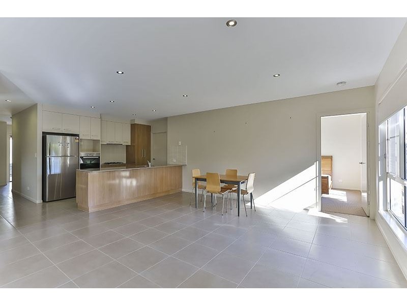 2/223 Mackenzie Street, Centenary Heights QLD 4350