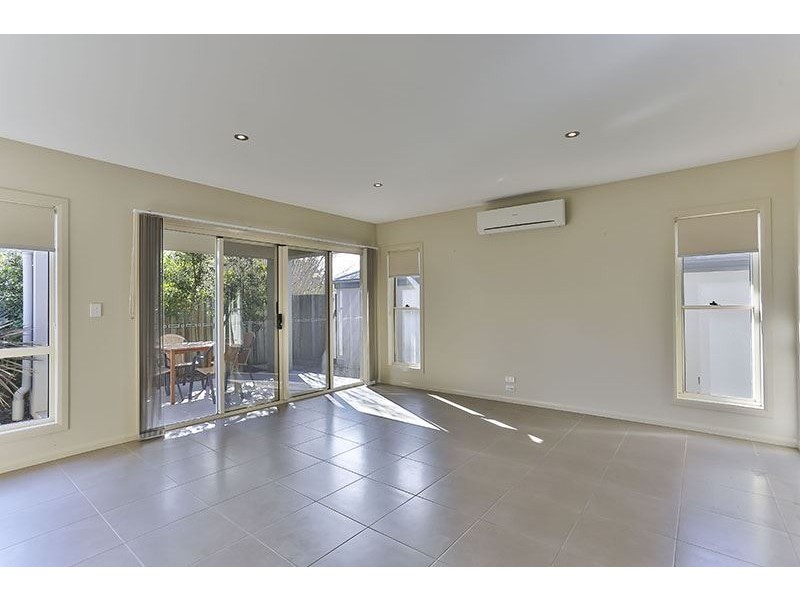 2/223 Mackenzie Street, Centenary Heights QLD 4350