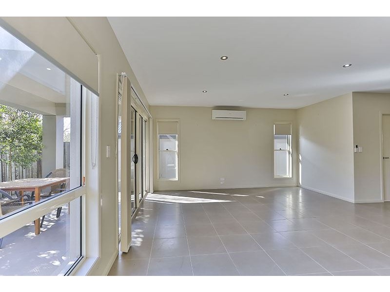 2/223 Mackenzie Street, Centenary Heights QLD 4350