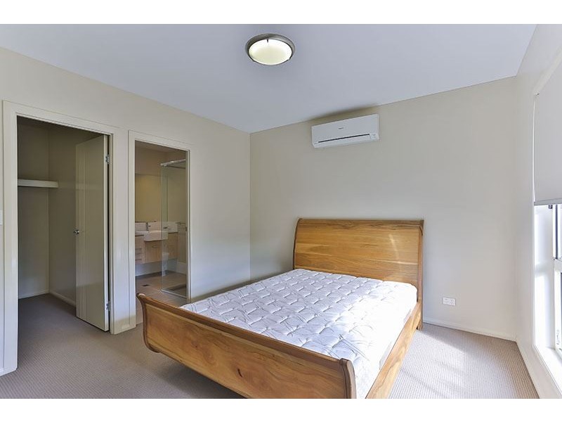 2/223 Mackenzie Street, Centenary Heights QLD 4350