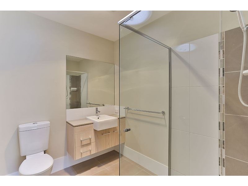 2/223 Mackenzie Street, Centenary Heights QLD 4350