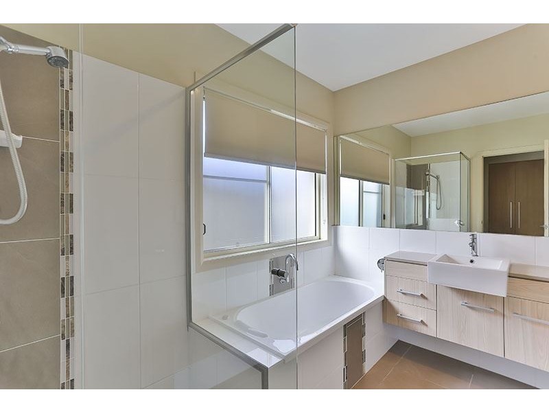 2/223 Mackenzie Street, Centenary Heights QLD 4350