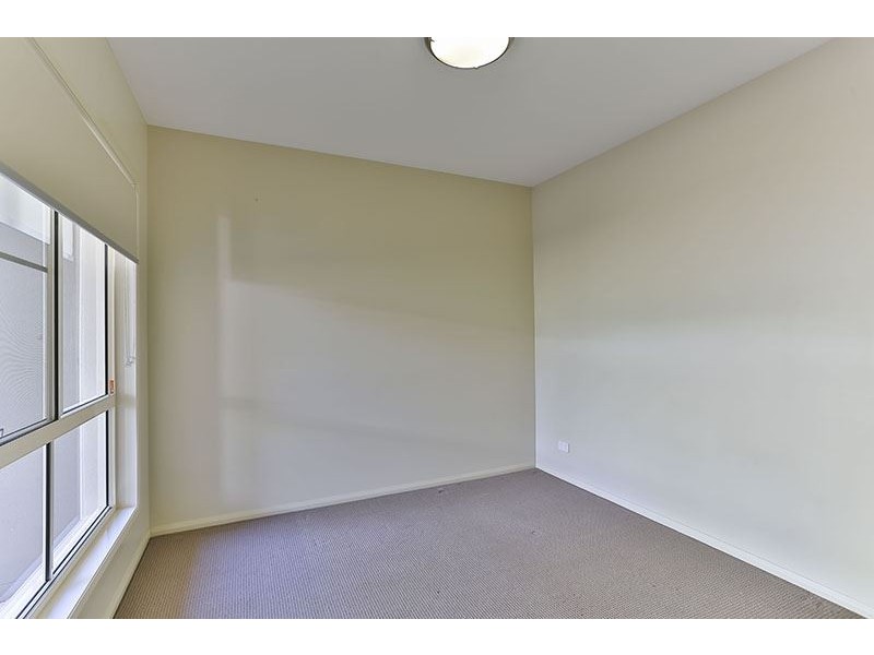 2/223 Mackenzie Street, Centenary Heights QLD 4350