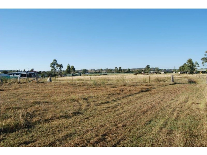 17 Creek Street, Cambooya QLD 4358