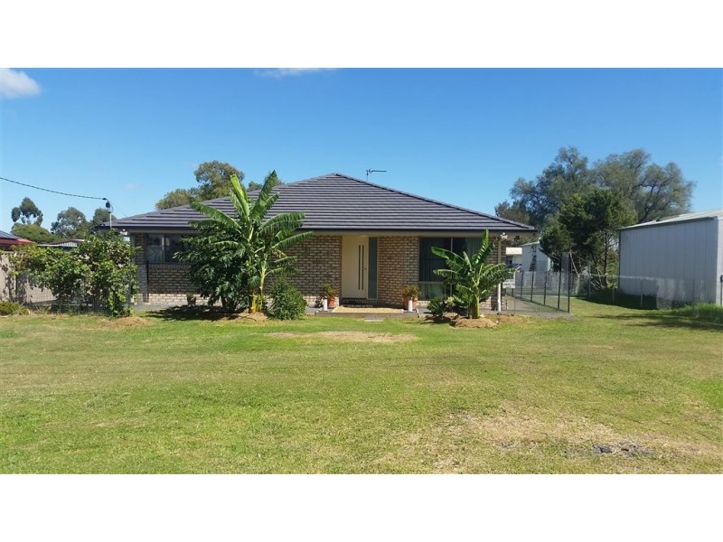 8 Railway Street, Cambooya QLD 4358