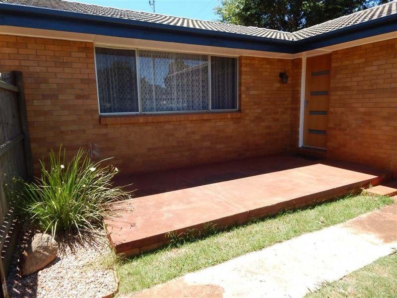 328 West Street, Kearneys Spring QLD 4350