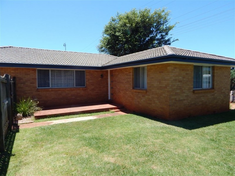 328 West Street, Kearneys Spring QLD 4350
