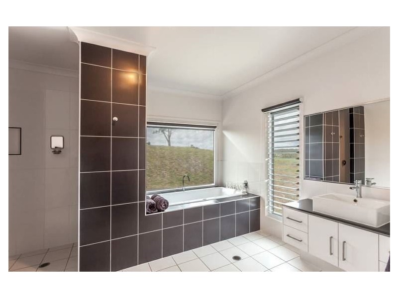 6 Explorer Court, Gowrie Junction QLD 4352