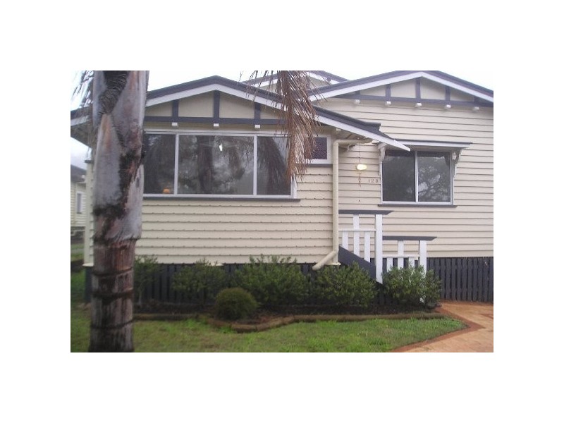 128 Stuart Street, Mount Lofty QLD 4350