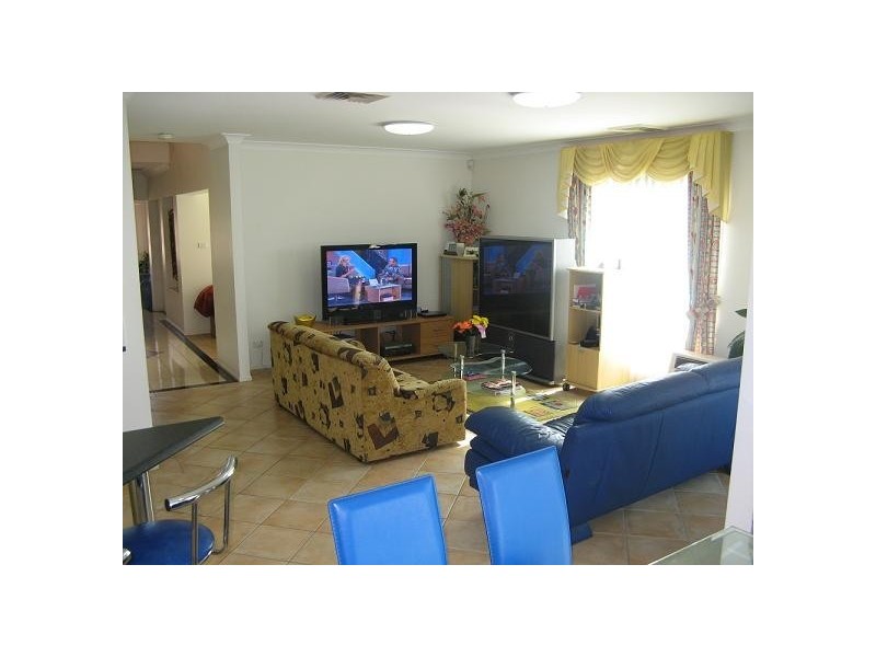 27 Lord Castlereagh Cct, Macquarie Links NSW 2565