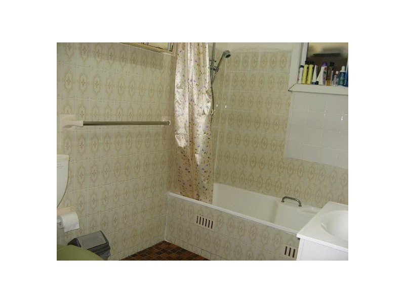 8 Christie Street, Minto NSW 2566