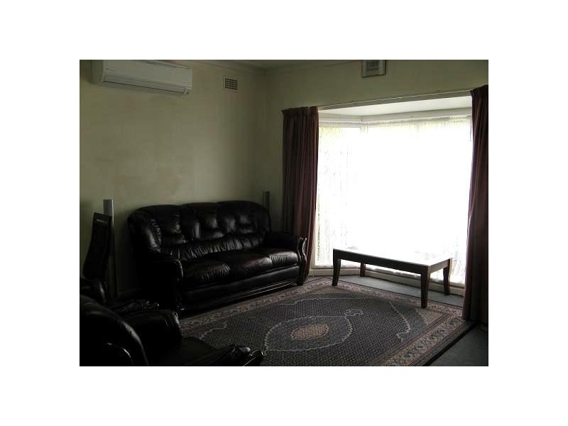 8 Christie Street, Minto NSW 2566