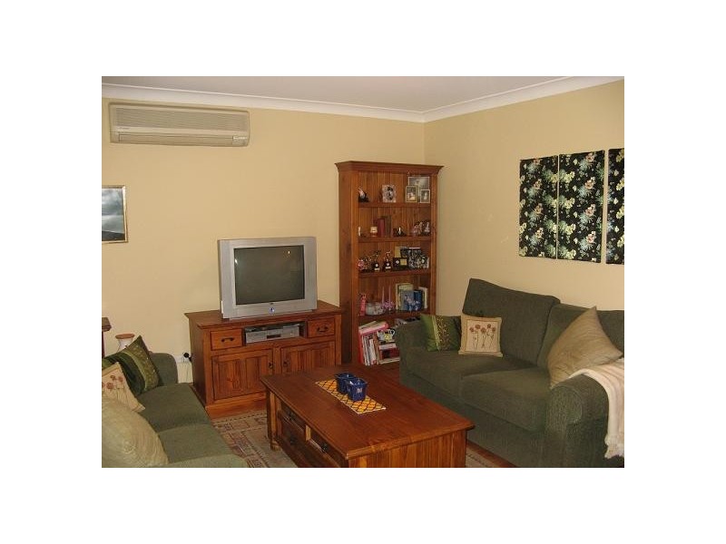 11 Victoria Road, Macquarie Fields NSW 2564