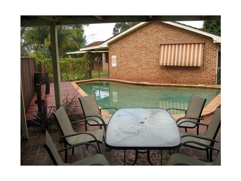 6 Leon Place, Ingleburn NSW 2565
