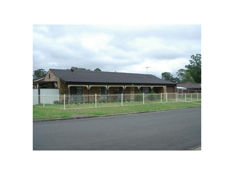 27 Geranium Avenue, Macquarie Fields NSW 2564