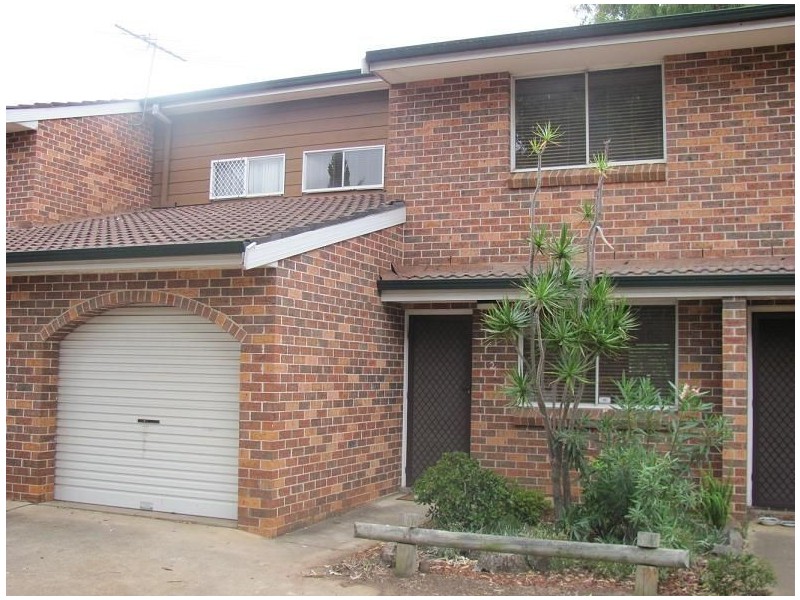 2/18 Hosking Crescent, Glenfield NSW 2167