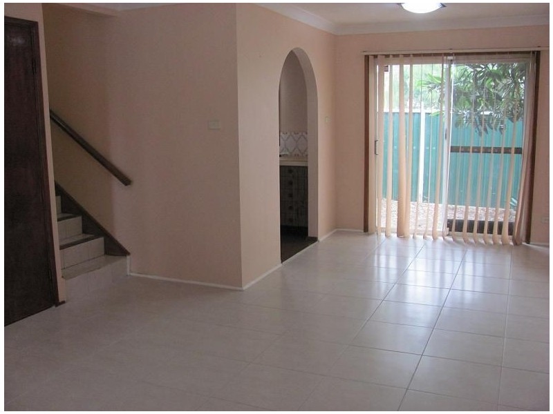 2/18 Hosking Crescent, Glenfield NSW 2167