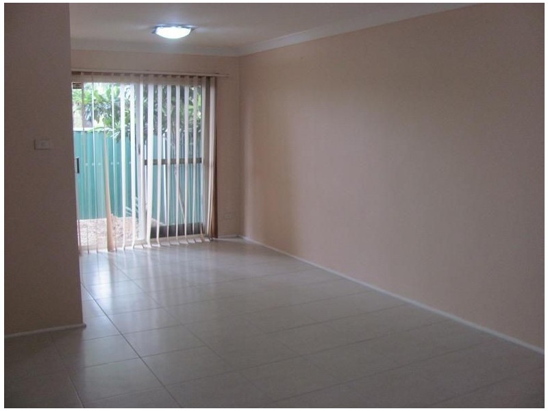 2/18 Hosking Crescent, Glenfield NSW 2167